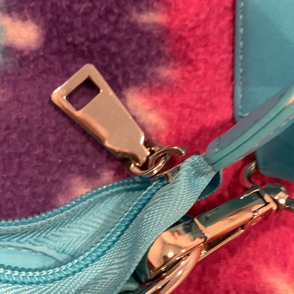 Crossbody bag lightweight microfiber lots of pockets adjustable strap new - Picture 6 of 7